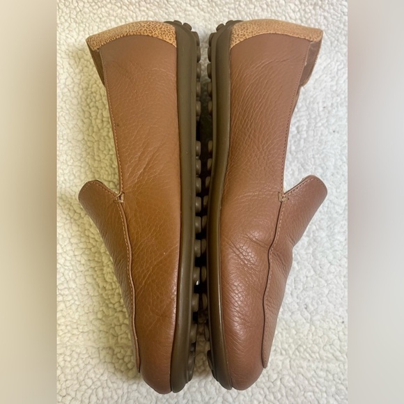 Vionic Elora Slip On Loafers In Tan Color Soft Leather Comfort & Style 
Size 8.5 - Picture 5 of 10